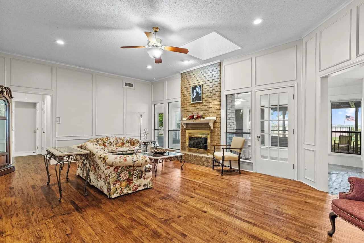 Lakeshore &nbsp;&middot;&nbsp; Living Room - Before